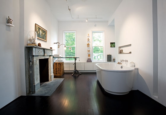 Une cheminée dans une salle de bains luxueuse - New York Magazine