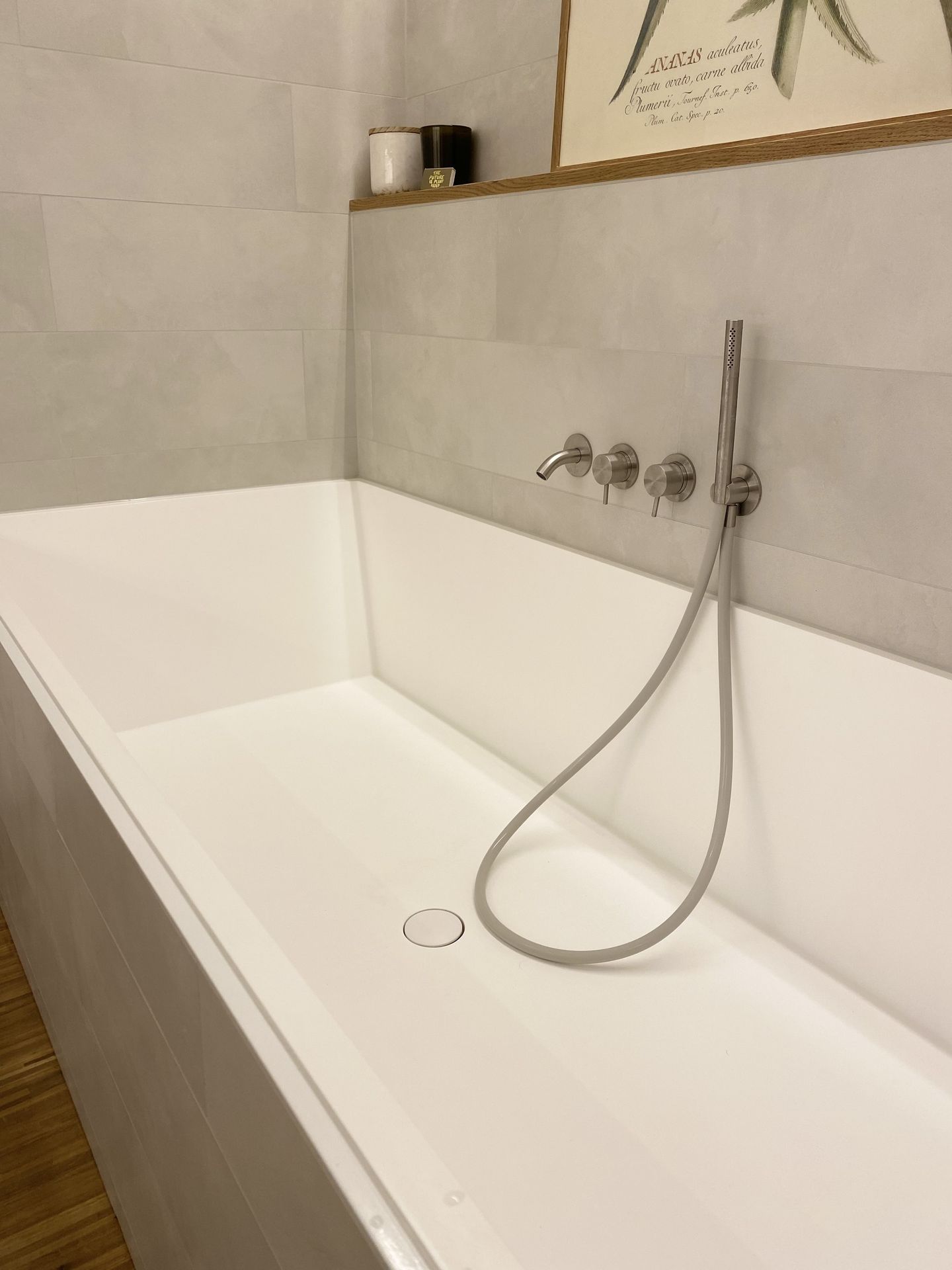 Focus on the Aquila bathtub in Corian® Glacier White.