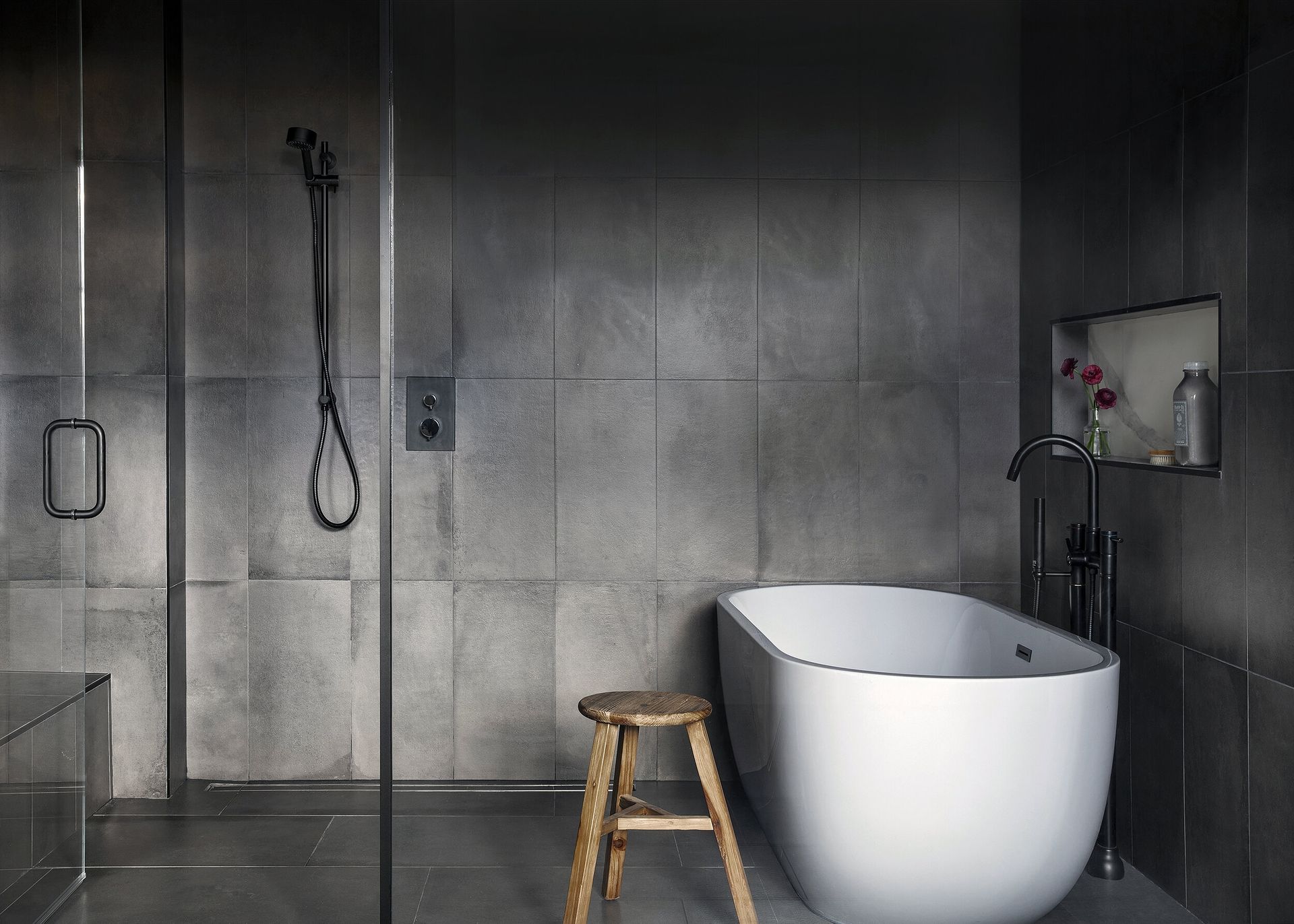 Salle de bains minimaliste grise de Laura Brophy