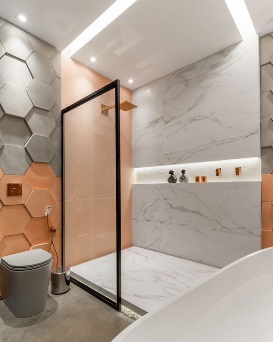 Une salle de bain de luxe avec des murs en marbre blanc et un mur d'accent orange.