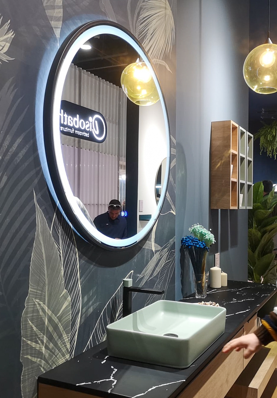 Spiegel, die ein Waschbecken umrahmen und Räume abgrenzen Luxus-Badezimmer Cevisama Riluxa