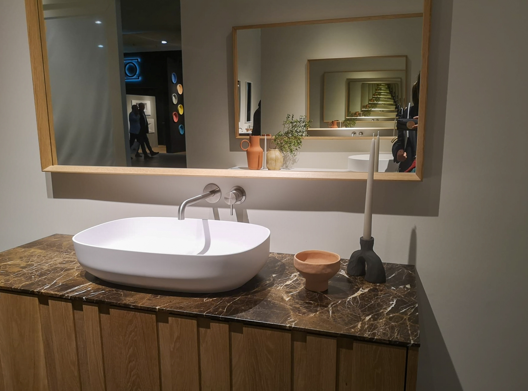Waschtisch in Marmoroptik mit Holzmöbel Luxuriöses Badezimmer Cevisama Riluxa