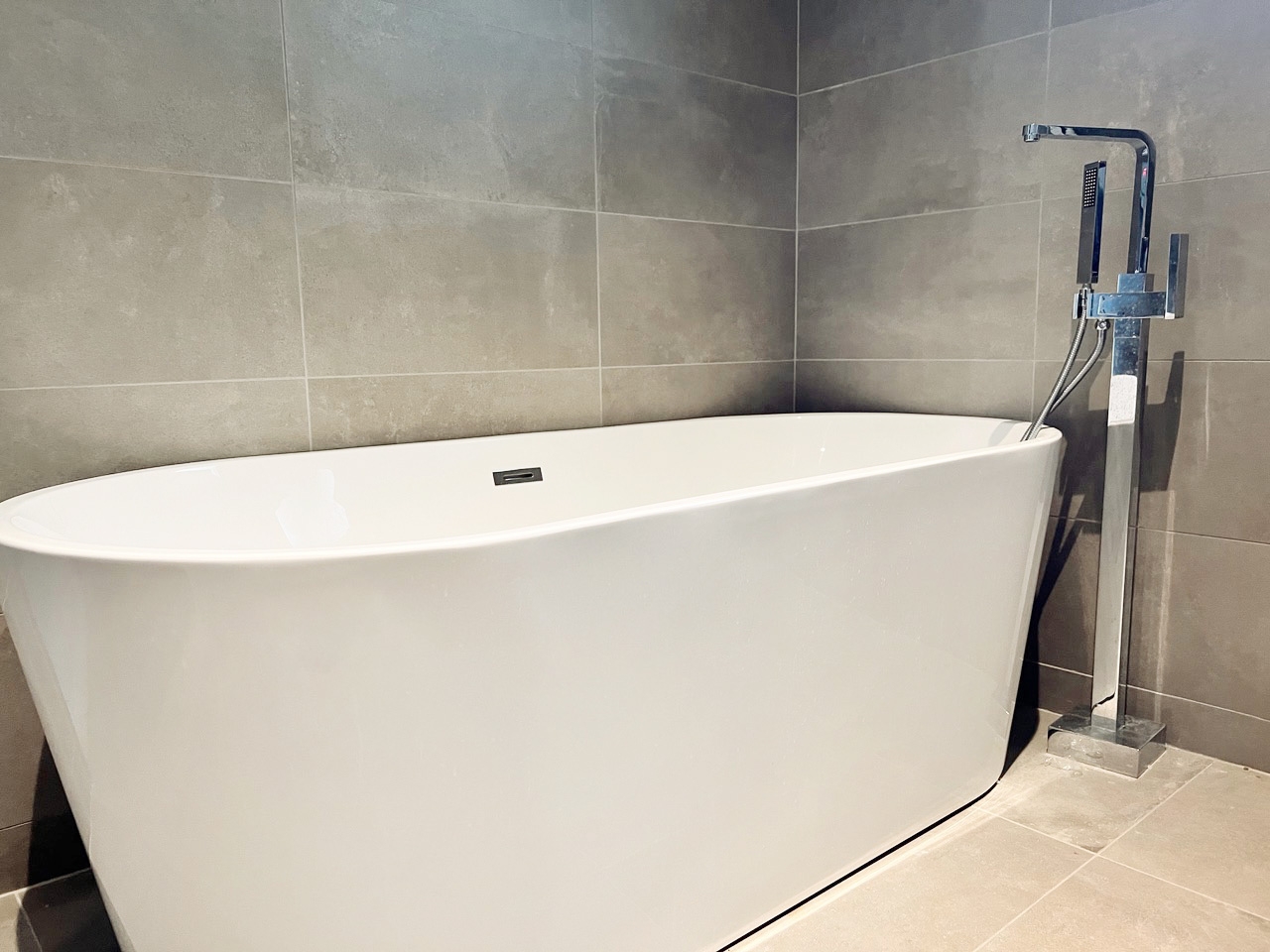 Bruges bathtub and LIS floor-mounted tap