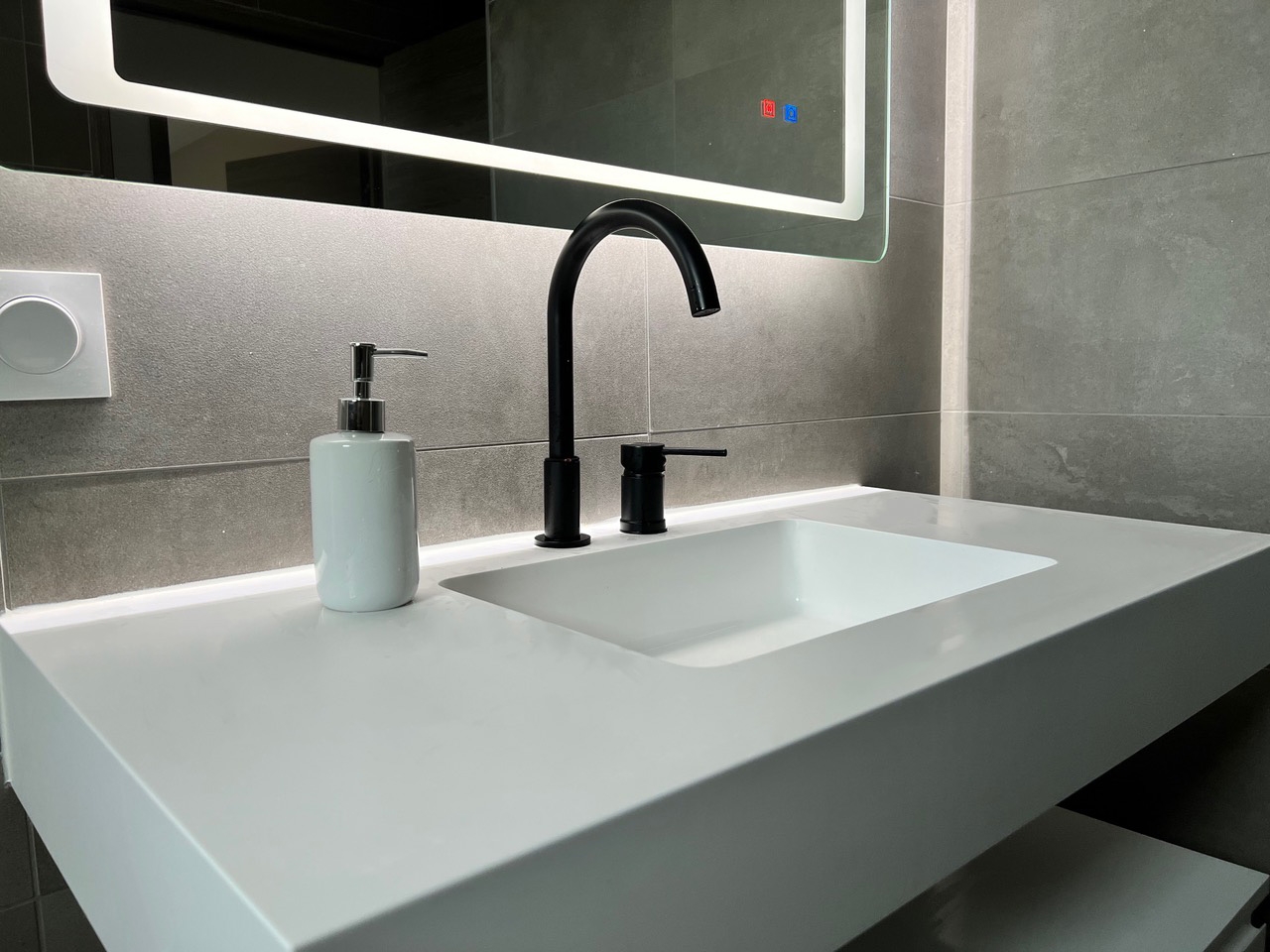 Wall-mounted Corian® Washbasin
