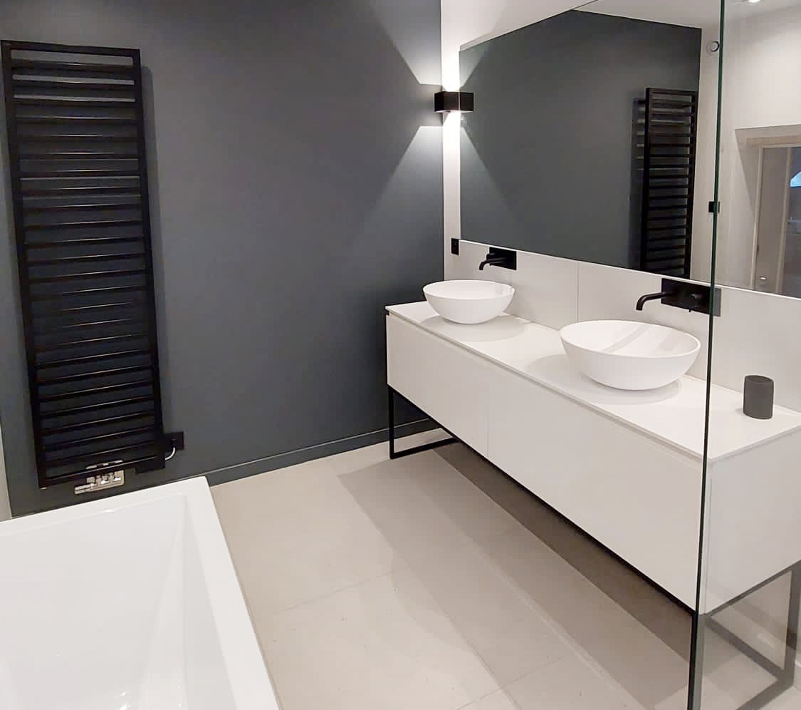 Produits Riluxa utilisés : un meuble-lavabo Combi Freestanding sur une base en acier avec deux lavabos Rigel Solid Surface Countertop.