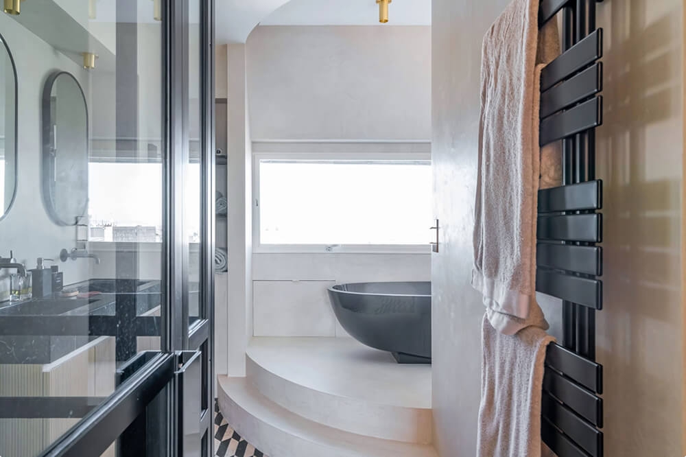 Kundenprojekt Erhabene Eleganz Ovala Smoky Freistehende Badewanne aus Harz